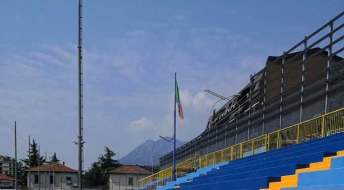 Lo stadio di Lecco risplende di blu-celeste, riqualificate le tribune
