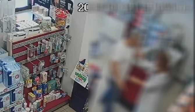 Rapina una farmacia lasciando l’auto in moto ma poi scappa a piedi, preso un 43enne
