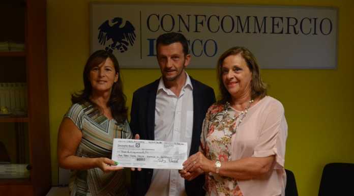 Legnanesi, solidarietà e risate. Confcommercio dona 3.500 euro all’hospice il Nespolo