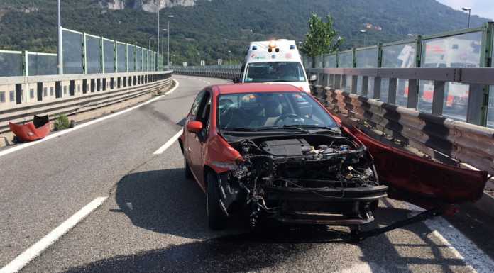 Incidente all’uscita del Barro, perde il controllo e sbatte contro il guard rail