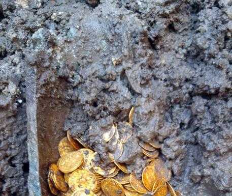 Como. Durante gli scavi ritrovate 300 monete d’oro d’epoca romana