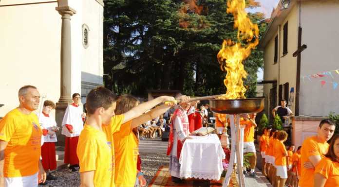 L’arrivo della fiaccolata apre la Festa Rionale di Maggianico