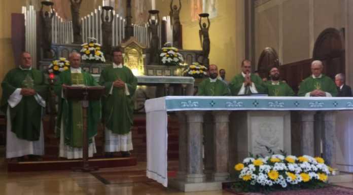 Mandello. I fedeli salutano don Pietro e padre Massimiliano