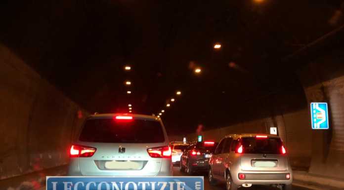 Tir in panne sulla nuova Lecco Ballabio, rimorchiato dai pompieri