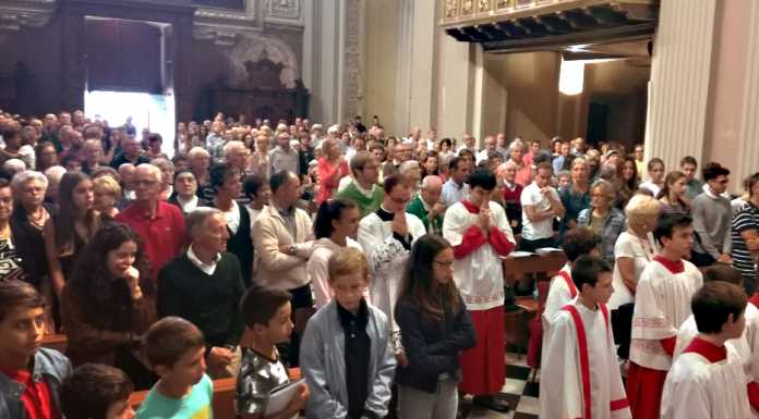 Mandello: a messa, il saluto dei fedeli a don Donato e a don Stefano