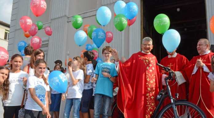 “Ciao Don Franco!” il saluto e il regalo dei lecchesi al Prevosto
