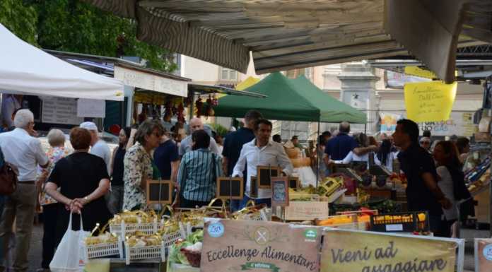 Eccellenze alimentari protagoniste del mercato in piazza Garibaldi