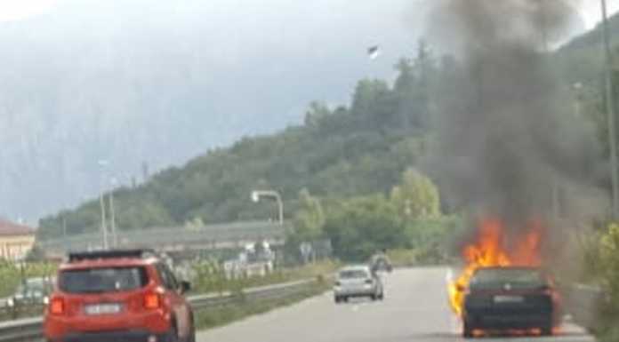Intervento dei Vigili del Fuoco a Civate per un’auto in fiamme