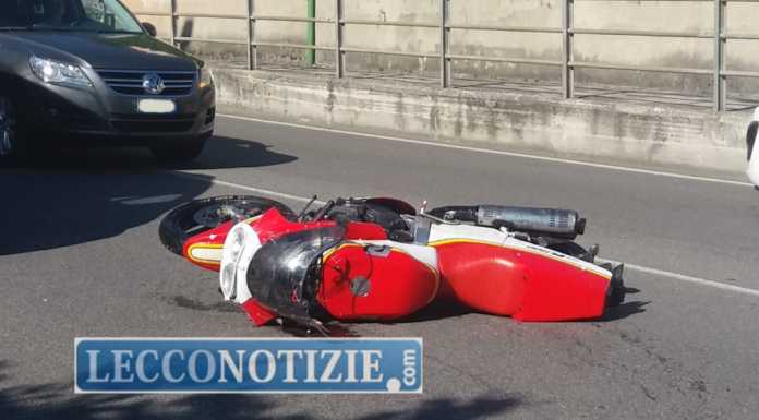 Auto contro moto in via Tonale, 37enne all’ospedale in codice rosso