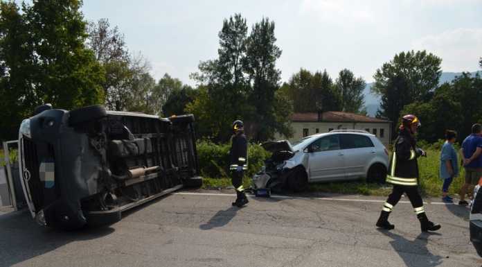Calolzio. Scontro tra auto e furgone che si ribalta. Morto 90enne