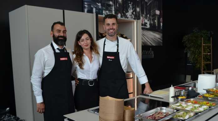 Una cucina nello show room di Lario Bergauto, test drive e show cooking con Corti&Co