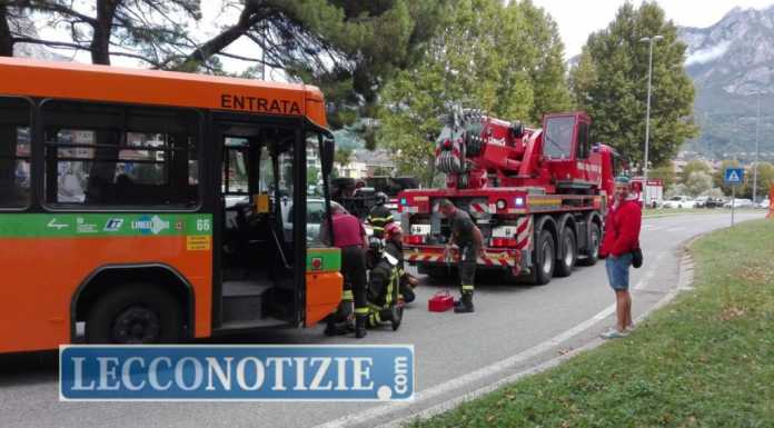 Malgrate. Principio di incendio al motore di un bus, il video dell’intervento dei VVF