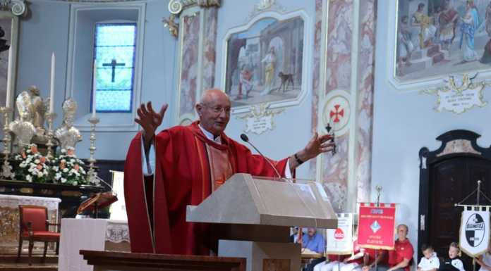 “Vi voglio bene”. Don Eugenio lascia la comunità di Olginate