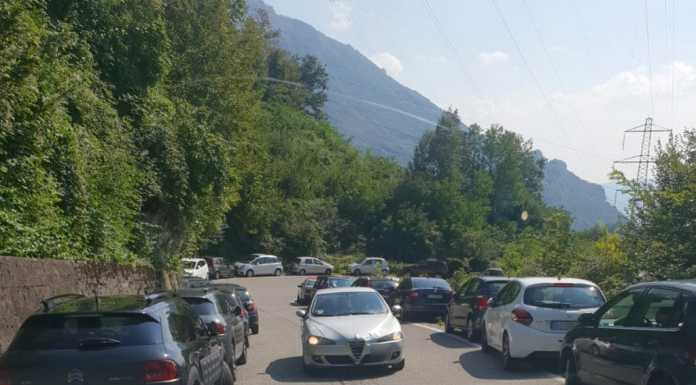 Parcheggi ‘selvaggi’ sulla strada per la funivia: difficoltà per auto e bus