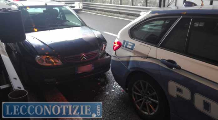Si schianta contro l’auto della Polstrada ferma per un incidente