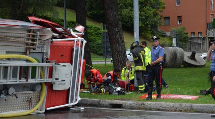 Mezzo dei Vigili del Fuoco si ribalta alla rotonda di Malgrate