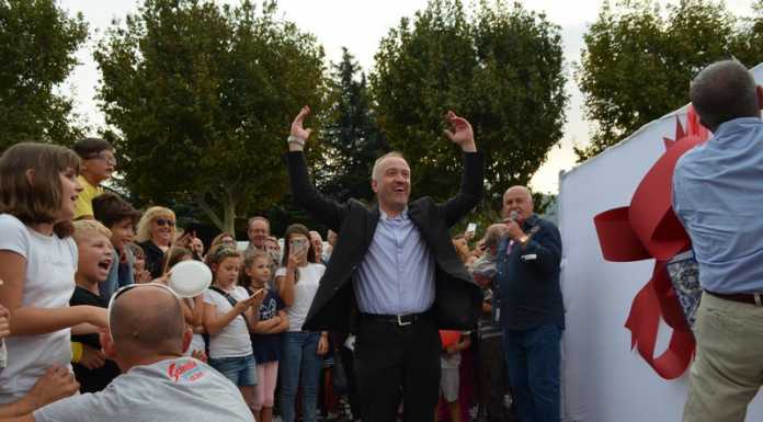 Vercurago. Arriva a messa con l’idrovolante, spettacolare saluto a don Roberto