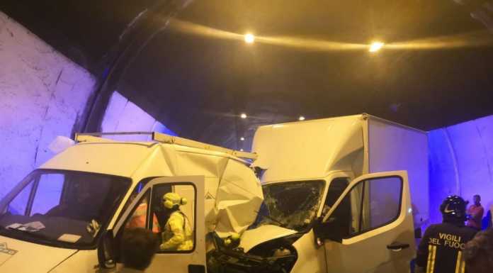 Schianto tra furgoni in galleria, feriti e traffico bloccato a lungo