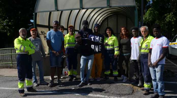 Calolzio. Migranti e Protezione Civile al lavoro per ripulire due sottopassi