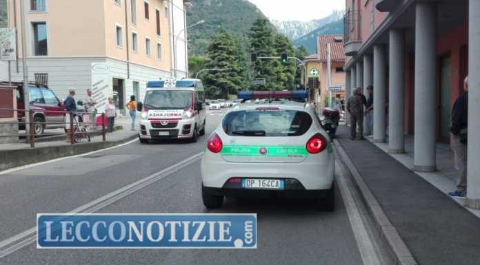 Incidente a Valmadrera: colto da malore, cade con lo scooter