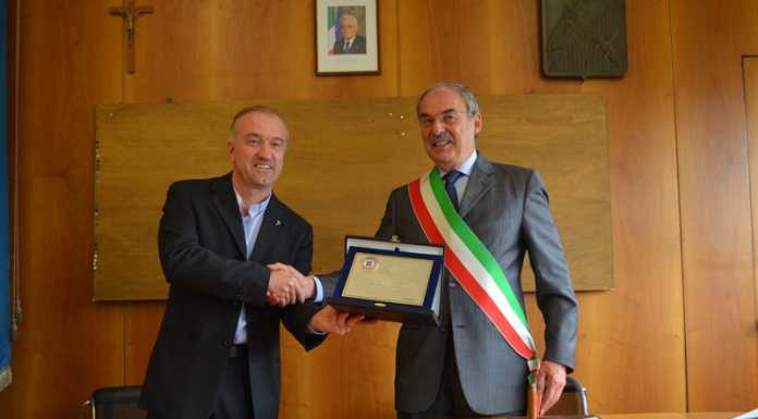Vercurago. Don Roberto cittadino benemerito: “Pensate sempre alla grande”