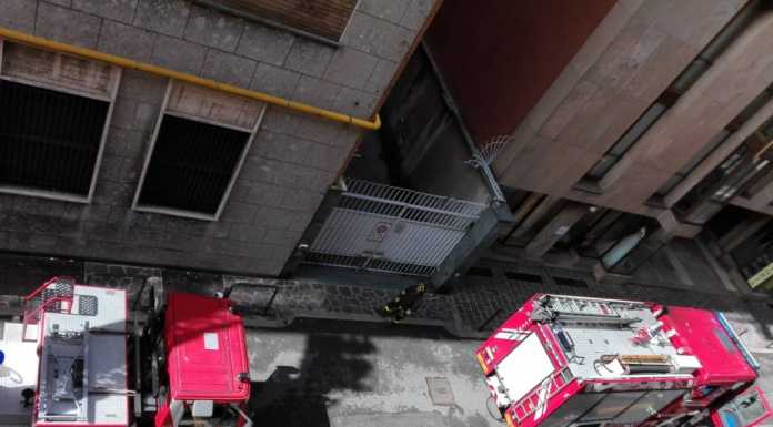 Cadono calcinacci da un palazzo, transennato il marciapiede