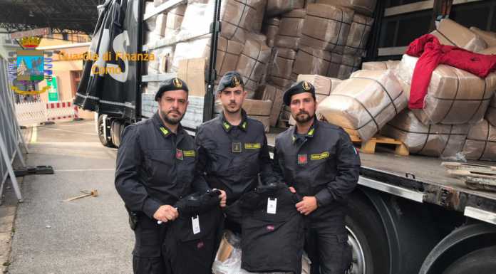 Como, falsi ‘Napapijri’ e ‘Blauer’, sequestrati 12 mila capi in dogana