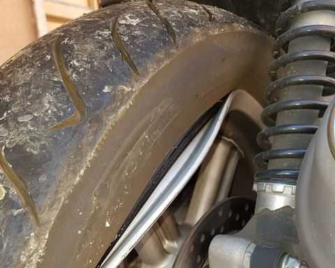 Incredibile a Laorca: prendono uno scooter e lo lanciano dalle scale