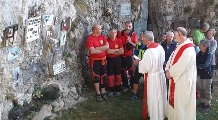 Il Cai Calolzio si ritrova al Passo del Fò, benedetta la targa in memoria di Giarletta