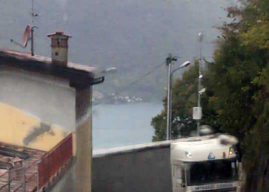 Mandello, tir bloccato sulla strada per Somana. Tutti in coda