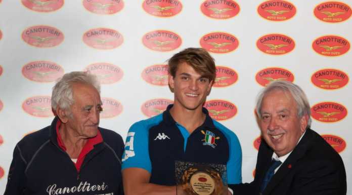 La Canottieri Moto Guzzi festeggia Panizza, una targa per il campione