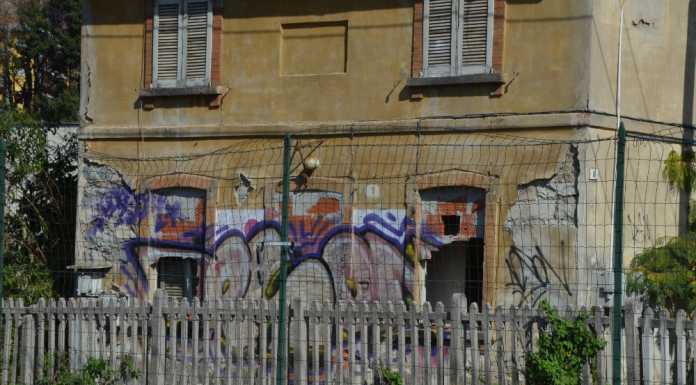 Chiuso. Troppi attraversano i binari: “Presto il nuovo passaggio pedonale”