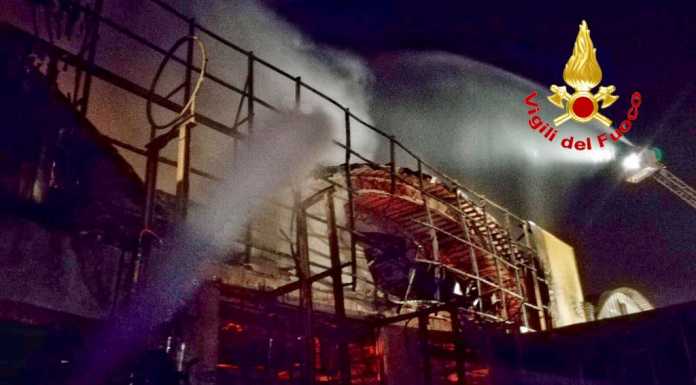 In fiamme il capannone di un’azienda a Cologno Monzese