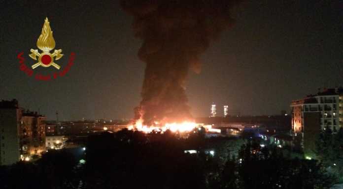 Quarto Oggiaro, impressionante incendio devasta un capannone