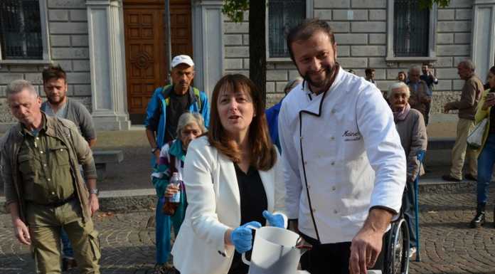 La maxi tavoletta da 20 metri apre la festa del cioccolato