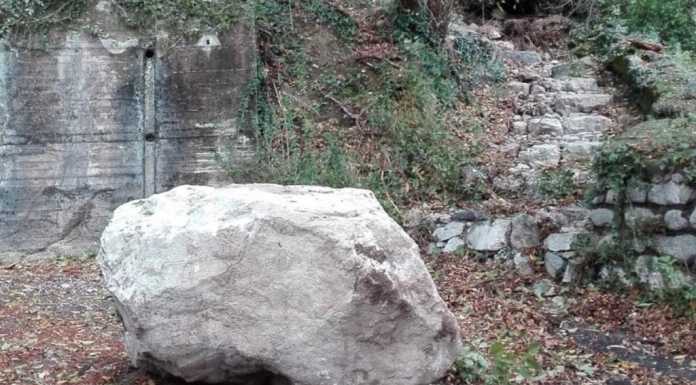 Maltempo. Grosso masso si abbatte su via Paradiso nel rione di Rancio