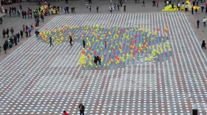 Milano: 10 mila piatti bianchi in Duomo contro la fame nel mondo