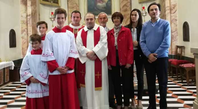 Nozze d’oro per Dino e Annamaria: la messa celebrata dal parroco che li sposò nel ’68