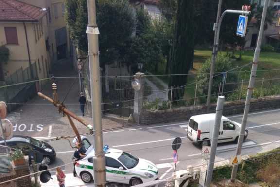 Auto bloccata al passaggio a livello di Mandello, disagi sulla linea