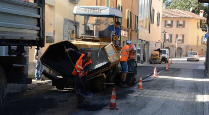 Mandello. Si riasfalta via Parodi, strada chiusa per metà
