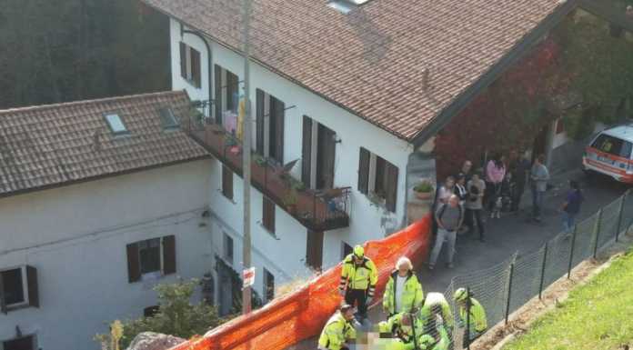Asso. Sbatte contro il guardrail e finisce in una scarpata, grave giovane motociclista