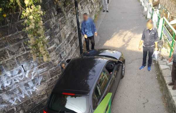 Imbocca con l’auto la pedonale via Porta e resta incastrato auto incastrata in via porta a lecco