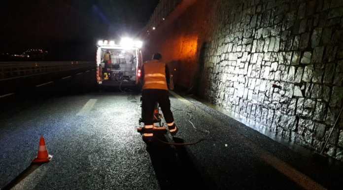 Camion perde gasolio tra Malgrate e Civate, notte di lavoro per pulire la strada
