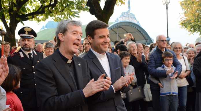 Mandello, una folla di fedeli accoglie don Giuliano e don Andrea