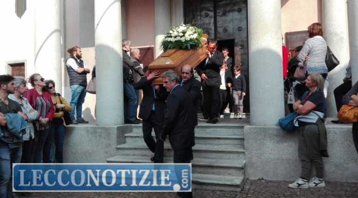 Tanti giovani per dire addio alla maestra Rosanna: “Ci hai insegnato ad offrire”