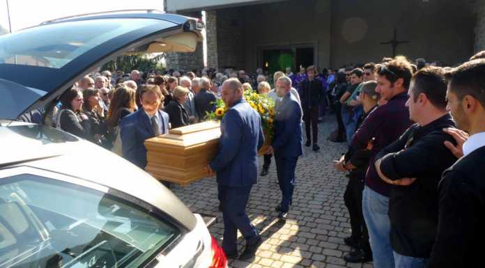 Valmadrera. Folla e lacrime per l’ultimo saluto ad Andrea