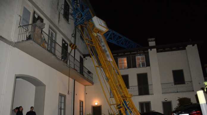Gru abbattuta dal vento si schianta contro un palazzo in via Visconti