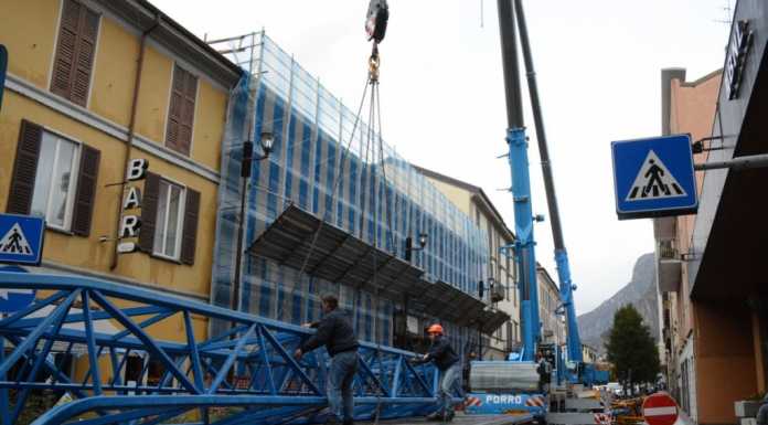 Via Visconti, operai al lavoro per rimuovere la gru crollata