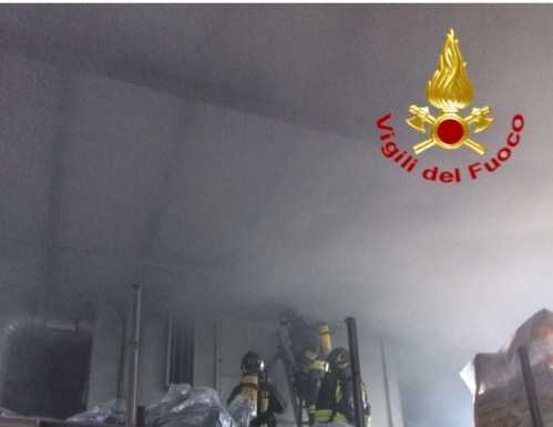 Mandello. Incendio in un’officina, in fiamme un macchinario