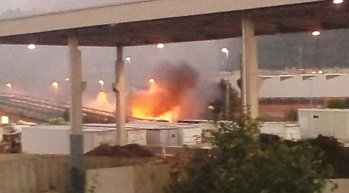 In fiamme un camion all’inceneritore, intervengono i pompieri